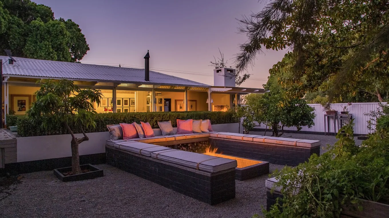 De Kleine Prince courtyard with fire pit at dusk
